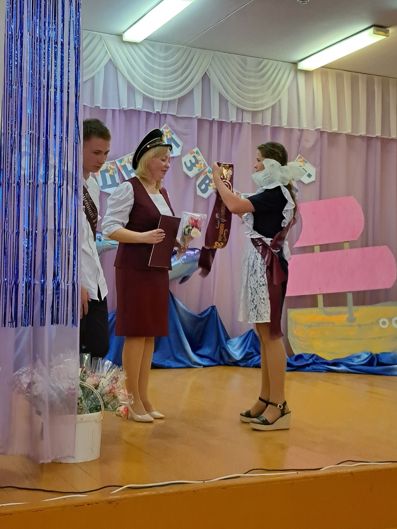 Последний прощальный школьный звонок.